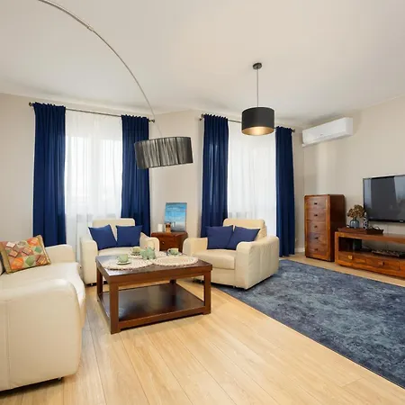 Beautiful For 6 People With Balcony And Parking In By Renters *