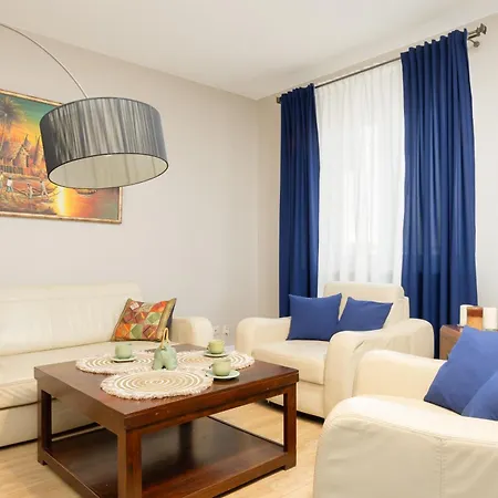 Beautiful For 6 People With Balcony And Parking In By Renters *