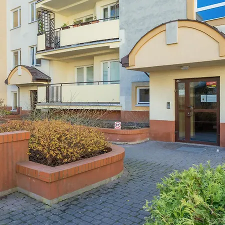Beautiful For 6 People With Balcony And Parking In By Renters アパート