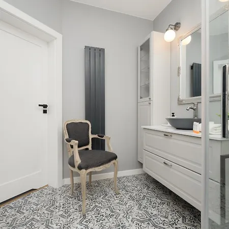 Beautiful For 6 People With Balcony And Parking In By Renters ワルシャワ