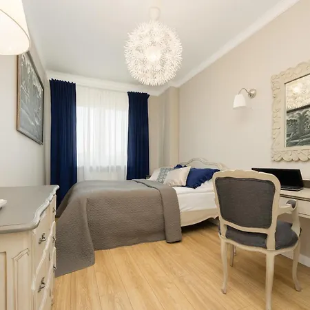 Beautiful For 6 People With Balcony And Parking In By Renters アパート