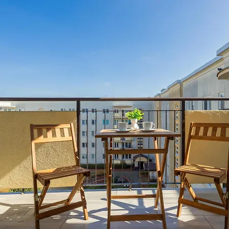 Beautiful For 6 People With Balcony And Parking In By Renters アパート *