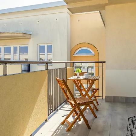 Beautiful For 6 People With Balcony And Parking In By Renters ワルシャワ