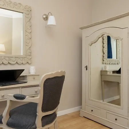 アパート Beautiful For 6 People With Balcony And Parking In By Renters ワルシャワ