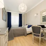 Beautiful For 6 People With Balcony And Parking In By Renters アパート
