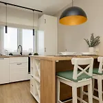 Beautiful For 6 People With Balcony And Parking In By Renters アパート *