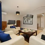 アパート Beautiful For 6 People With Balcony And Parking In By Renters ワルシャワ